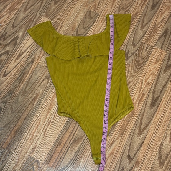 Kendall & Kylie Gold Sleeveless Ruffle Neck Bodysuit, Large - Picture 8 of 8